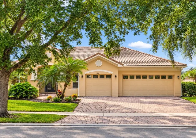 Photo 1 of Single family home for sale at 3881 Bowfin Trl, Kissimmee, FL 34746 | MLS# S5157191 | Listing updated on 2026-09-16