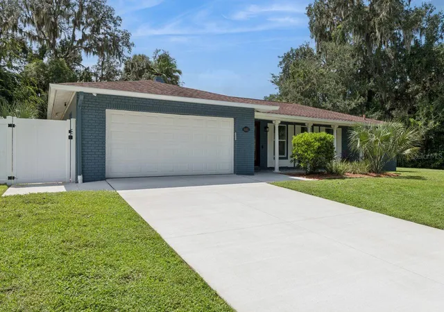 Photo 2 of Single family home for sale at 402 Valencia Cir, Oviedo, FL 32765 | MLS# O6440186 | Listing updated on 2026-10-07