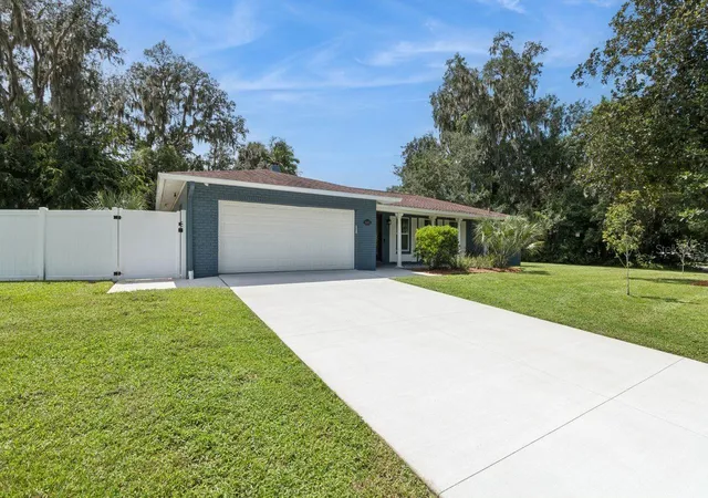 Photo 3 of Single family home for sale at 402 Valencia Cir, Oviedo, FL 32765 | MLS# O6440186 | Listing updated on 2026-10-07