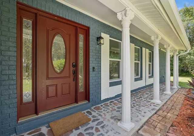 Photo 3 of Single family home for sale at 402 Valencia Cir, Oviedo, FL 32765 | MLS# O6440186 | Listing updated on 2026-10-07