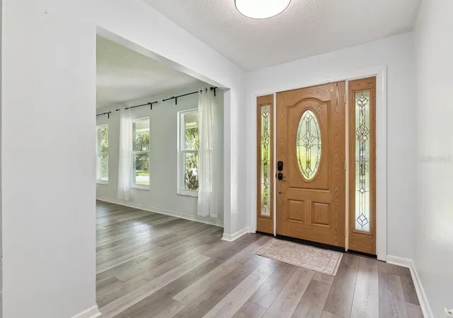 Photo 4 of Single family home for sale at 402 Valencia Cir, Oviedo, FL 32765 | MLS# O6440186 | Listing updated on 2026-10-07