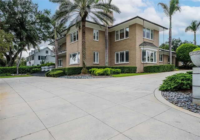 Photo 2 of Single family home for sale at 995 Lake Hollingsworth Dr, Lakeland, FL 33803 | MLS# L4964909 | Listing updated on 2026-09-11