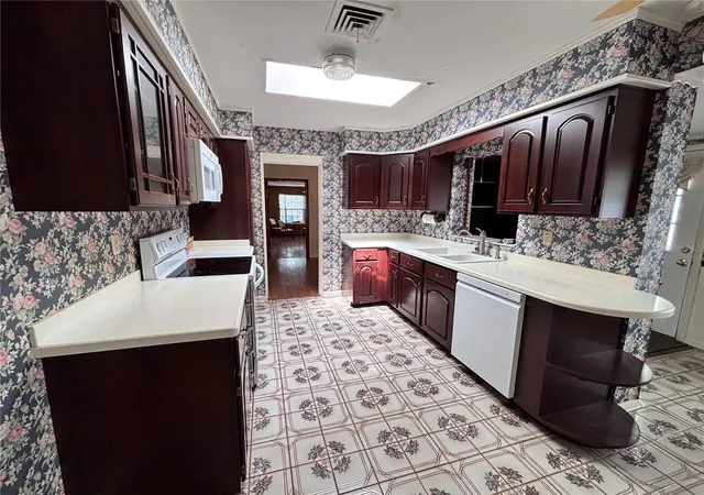 Photo 3 of Sale Pending at 4143 Edgewater Dr, Orlando, FL 32804 | MLS# O6440206 | Listing updated on 2026-09-17