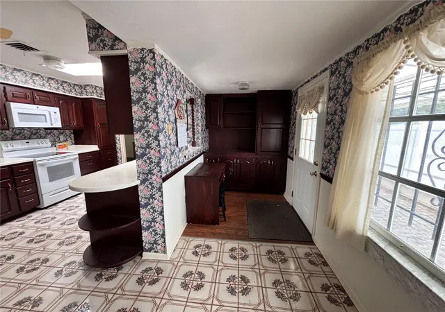 Photo 4 of Sale Pending at 4143 Edgewater Dr, Orlando, FL 32804 | MLS# O6440206 | Listing updated on 2026-09-17