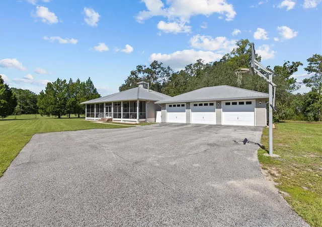 Photo 2 of Single family home for sale at 7041 Quarterhorse Ln, Brooksville, FL 34604 | MLS# W7889321 | Listing updated on 2026-09-12