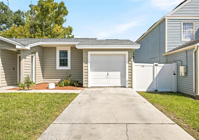 Photo 4 of Single family home for sale at 7714 Glades Ct, Temple Terrace, FL 33637 | MLS# TB8546754 | Listing updated on 2026-10-01
