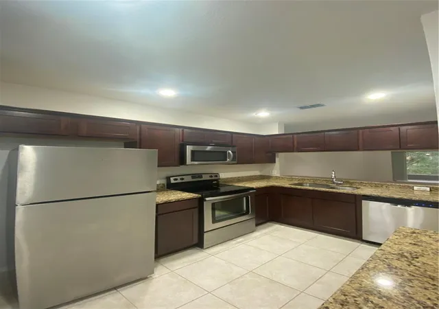 Photo 3 of Townhouse for sale at 8547 Hunters Key Cir, Tampa, FL 33647 | MLS# TB8546778 | Listing updated on 2026-09-14