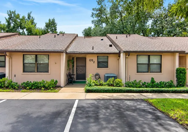 Listing Photo 4 - Condo for sale in building located at 2025 Sylvester Rd, LAKELAND, FL 33803 - Unit #QQ2