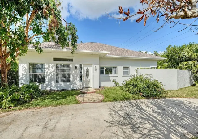 Single family home for sale at 1789 Loma Linda St, SARASOTA, FL 34239 | MLS# A4705538