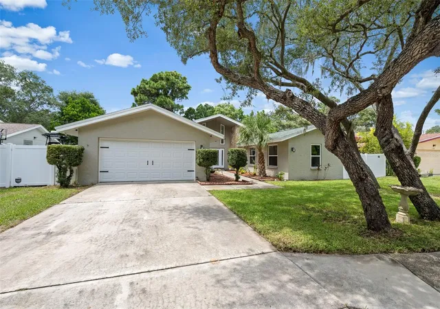 Photo 1 of Single family home for sale at 425 Wayfarer Ct, Tarpon Springs, FL 34689 | MLS# TB8546895 | Listing updated on 2026-09-15