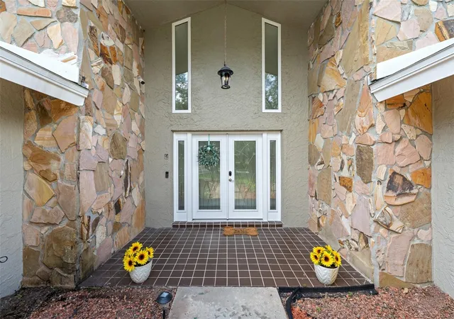 Photo 3 of Single family home for sale at 425 Wayfarer Ct, Tarpon Springs, FL 34689 | MLS# TB8546895 | Listing updated on 2026-09-15