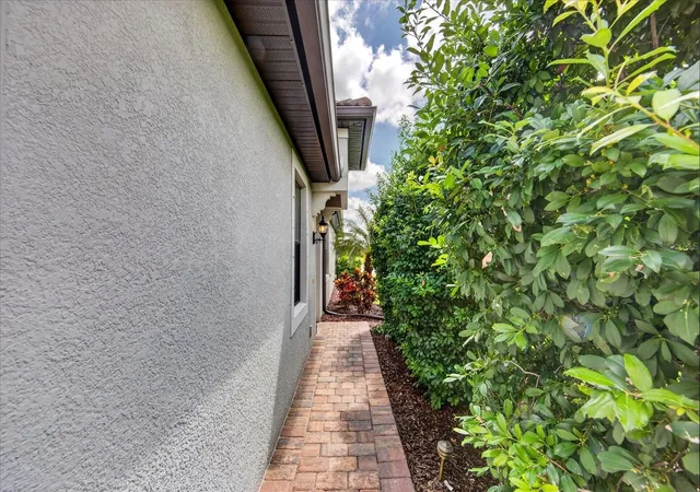 Photo 4 of House for sale at 6927 Holbrook Cvs, Bradenton, FL 34202 | MLS# A4705556 | Listing updated on 2026-10-08