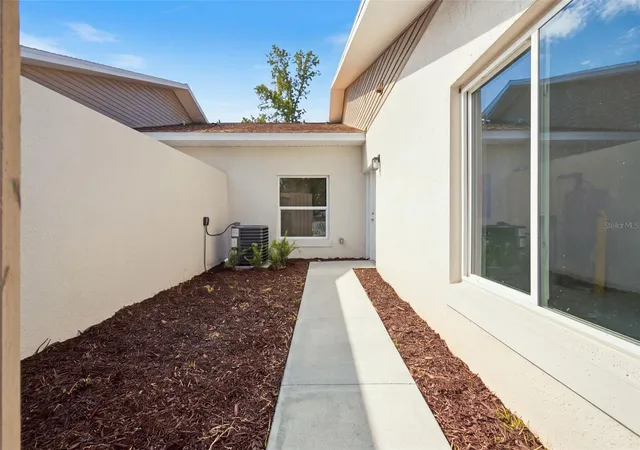 Photo 2 of Townhouse for sale at 1411 Oak Pl #C, Apopka, FL 32712 | MLS# O6440399 | Listing updated on 2026-10-08