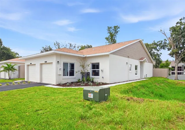 Photo 2 of Townhouse for sale at 1411 Oak Pl #F, Apopka, FL 32712 | MLS# O6440418 | Listing updated on 2026-09-30