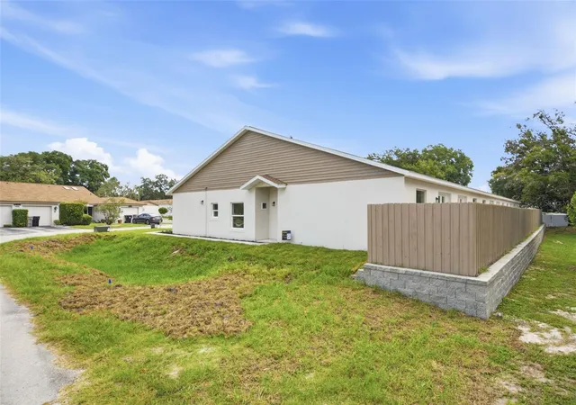 Photo 3 of Townhouse for sale at 1411 Oak Pl #F, Apopka, FL 32712 | MLS# O6440418 | Listing updated on 2026-09-30