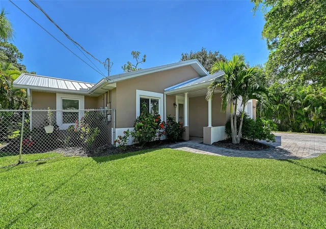 Photo 1 of Sale Pending at 305 Hills Rd, Nokomis, FL 34275 | MLS# A4705584 | Listing updated on 2026-10-05
