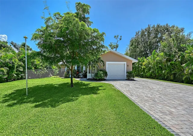 Photo 2 of Sale Pending at 305 Hills Rd, Nokomis, FL 34275 | MLS# A4705584 | Listing updated on 2026-10-05