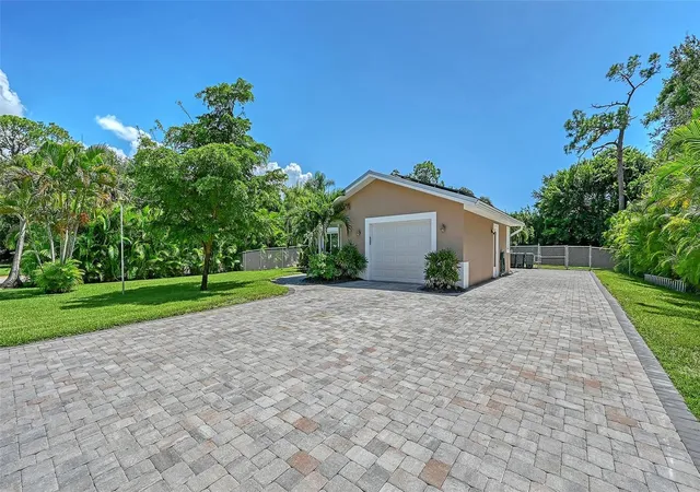 Photo 3 of Sale Pending at 305 Hills Rd, Nokomis, FL 34275 | MLS# A4705584 | Listing updated on 2026-10-05