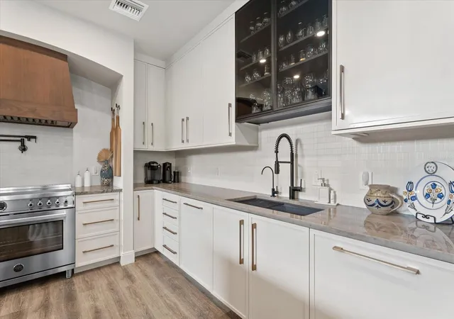 Photo 3 of Sale Pending at 5307 Avenida Del Mare, Sarasota, FL 34242 | MLS# A4705591 | Listing updated on 2026-09-29