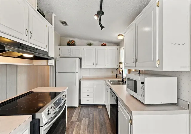 Photo 4 of Manufactured home for sale at 340 Cnl Way, Oldsmar, FL 34677 | MLS# TB8546989 | Listing updated on 2026-10-05