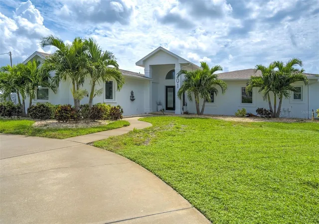 Photo 1 of Single family home for sale at 201 Driftwood Ln, Largo, FL 33770 | MLS# TB8547043 | Listing updated on 2026-09-28