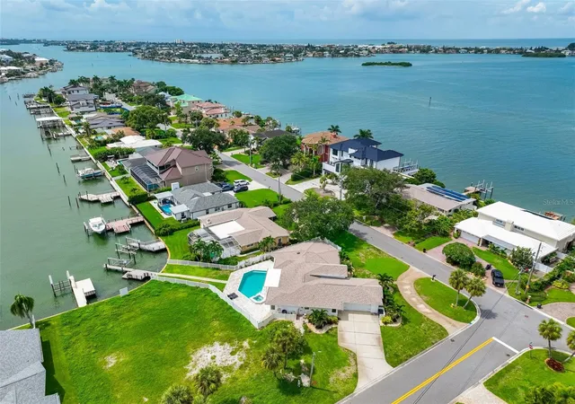 Photo 2 of Single family home for sale at 201 Driftwood Ln, Largo, FL 33770 | MLS# TB8547043 | Listing updated on 2026-09-28