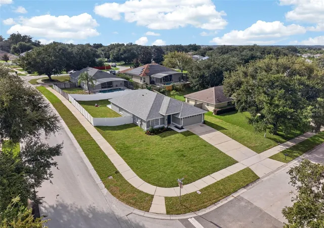 Photo 2 of Sale Pending at 990 Stationside Dr, Oakland, FL 34787 | MLS# O6440519 | Listing updated on 2026-09-23