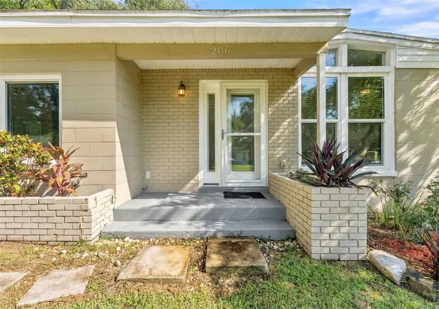 Photo 2 of Single family home for sale at 206 Linda Ave, Temple Terrace, FL 33617 | MLS# TB8547084 | Listing updated on 2026-10-28