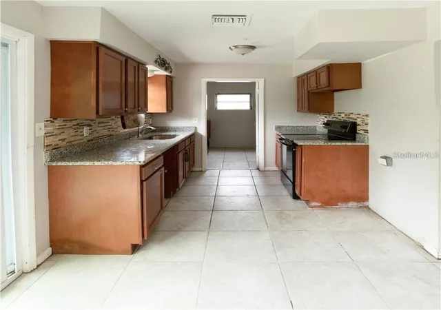 Photo 6 of Single family home for sale at 5015 Keith Pl, Orlando, FL 32808 | MLS# S5157264 | Listing updated on 2026-09-12