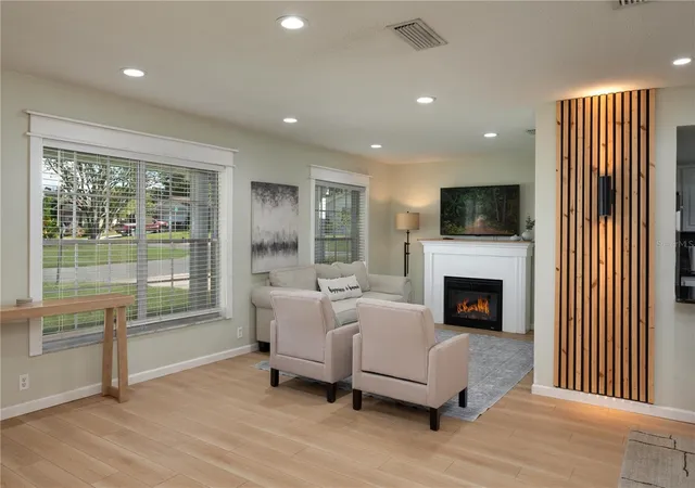 Photo 2 of Single family home for sale at 101 Sandburg Ln, Winter Haven, FL 33884 | MLS# L4964941 | Listing updated on 2026-09-21