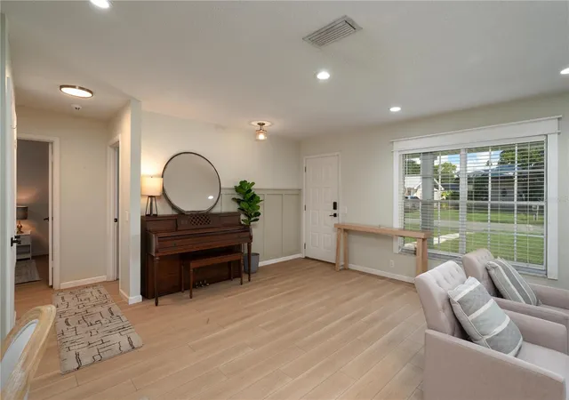 Photo 3 of Single family home for sale at 101 Sandburg Ln, Winter Haven, FL 33884 | MLS# L4964941 | Listing updated on 2026-09-21