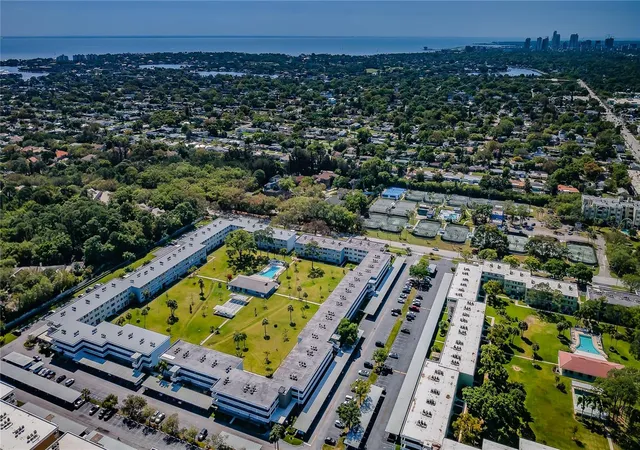 Listing Photo 2 - Condo for sale in building located at 4715 Bay St Ne, St. Petersburg, FL 33703 - Unit #127