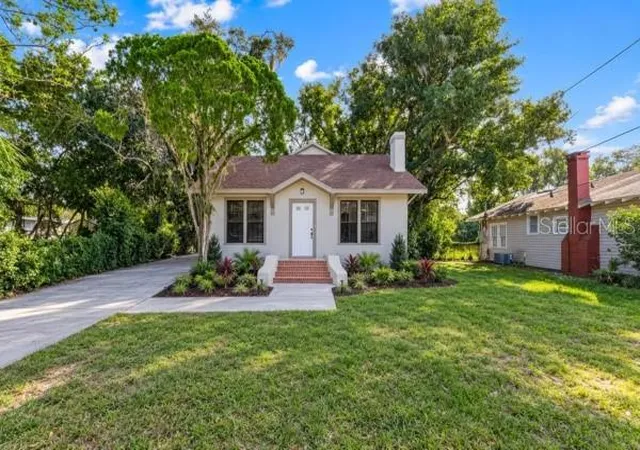 Single family home for sale at 19 E Morningview Dr, EUSTIS, FL 32726 | MLS# G5117595