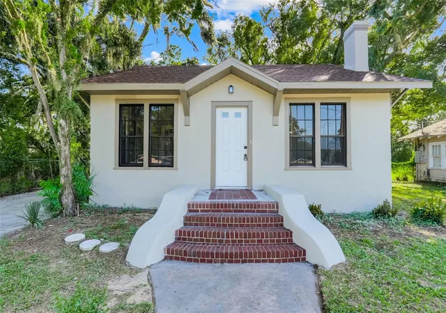 Photo 1 of Single family home for sale at 19 E Morningview Dr, Eustis, FL 32726 | MLS# G5117595 | Listing updated on 2026-10-21