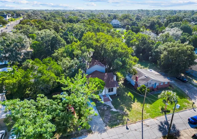 Photo 4 of Single family home for sale at 19 E Morningview Dr, Eustis, FL 32726 | MLS# G5117595 | Listing updated on 2026-10-21