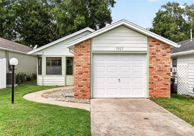 Photo 3 of Sale Pending at 3927 Ne 22nd Lane, Ocala, FL 34470 | MLS# OM732009 | Listing updated on 2026-09-23