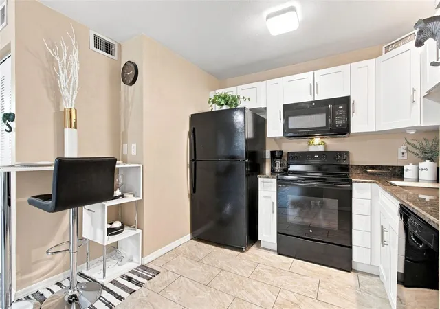 Listing Photo 5 - Condo for sale in building located at 4115 Chatham Oak Ct, Tampa, FL 33624 - Unit #215