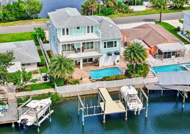 Photo 3 of Single family home for sale at 4030 Gulf Coast Dr, Hernando Beach, FL 34607 | MLS# W7889378 | Listing updated on 2026-10-07