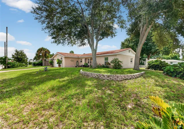 Photo 3 of Single family home for sale at 3138 Homasassa Rd, Sarasota, FL 34239 | MLS# A4705680 | Listing updated on 2026-09-13