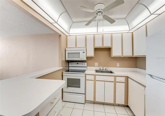 Listing Photo 4 - Condo for sale in building located at 935 N Halifax Ave, Daytona Beach, FL 32118 - Unit #705