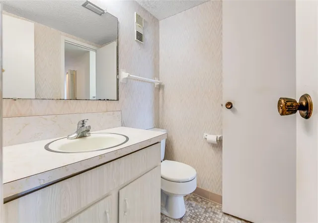 Listing Photo 5 - Condo for sale in building located at 935 N Halifax Ave, Daytona Beach, FL 32118 - Unit #705