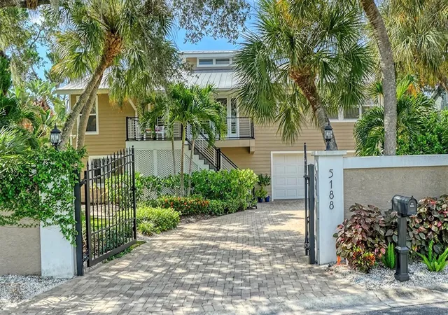 Photo 1 of Single family home for sale at 5188 Siesta Woods Dr, Sarasota, FL 34242 | MLS# A4705733 | Listing updated on 2026-10-20