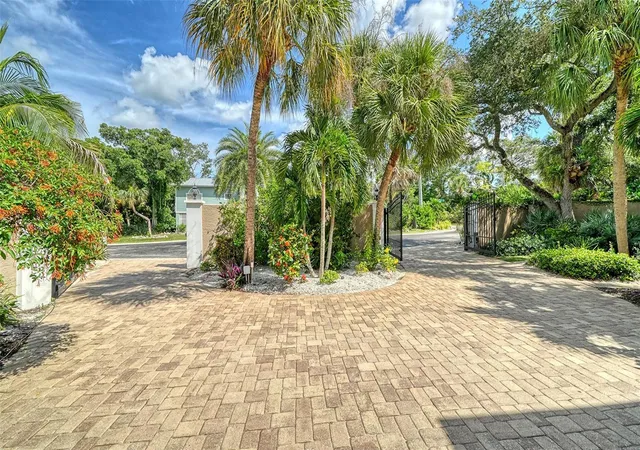 Photo 4 of Single family home for sale at 5188 Siesta Woods Dr, Sarasota, FL 34242 | MLS# A4705733 | Listing updated on 2026-10-20