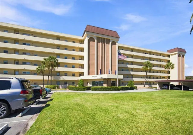 Listing Photo 2 - Condo for sale in building located at 4650 Cvs Cir, St. Petersburg, FL 33708 - Unit #104