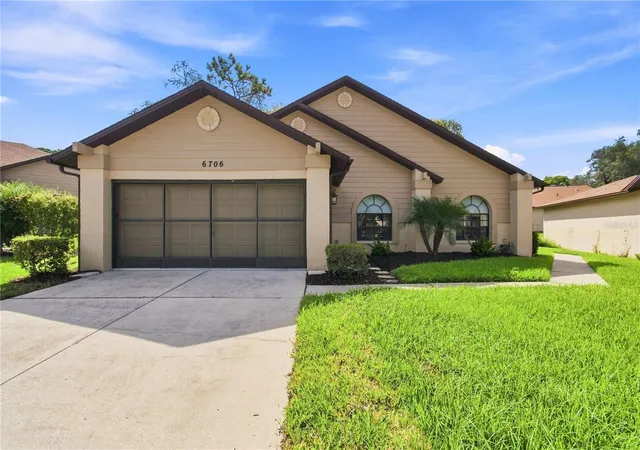 Photo 3 of House for sale at 6706 Oak Cluster Cir, Spring Hill, FL 34606 | MLS# W7889413 | Listing updated on 2026-09-25