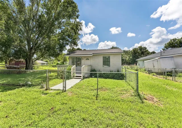 Photo 3 of Single family home for sale at 652 N Jackson St, Eagle Lake, FL 33839 | MLS# TB8547514 | Listing updated on 2026-09-12