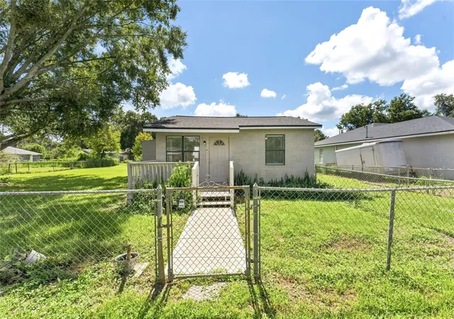 Photo 3 of Single family home for sale at 652 N Jackson St, Eagle Lake, FL 33839 | MLS# TB8547514 | Listing updated on 2026-09-12