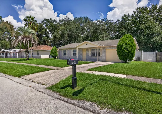Photo 3 of Single family home for sale at 709 Hemlock Ln, Lakeland, FL 33810 | MLS# TB8547516 | Listing updated on 2026-10-03