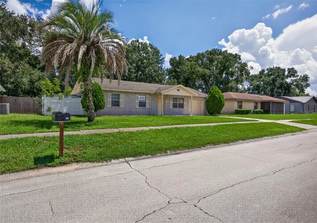 Photo 3 of Single family home for sale at 709 Hemlock Ln, Lakeland, FL 33810 | MLS# TB8547516 | Listing updated on 2026-10-03