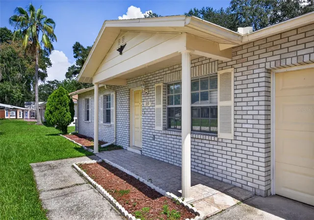 Photo 4 of Single family home for sale at 709 Hemlock Ln, Lakeland, FL 33810 | MLS# TB8547516 | Listing updated on 2026-10-03